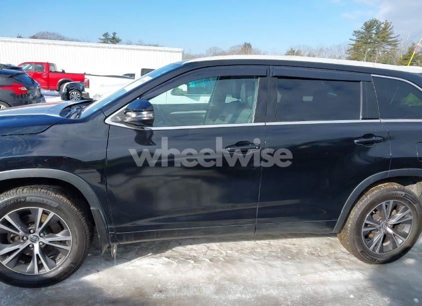 Photo 14 of 2018 Toyota Highlander LE PLUS (VIN 5TDBZRFH1JS909248)