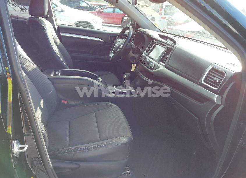 Photo 5 of 2018 Toyota Highlander LE PLUS (VIN 5TDBZRFH1JS909248)