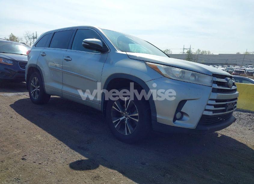 2018 Toyota Highlander LE PLUS (VIN 5TDBZRFH2JS499320) main photo