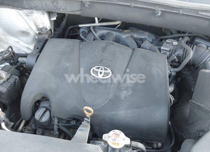 Photo 10 of 2018 Toyota Highlander LE PLUS (VIN 5TDBZRFH2JS499320)