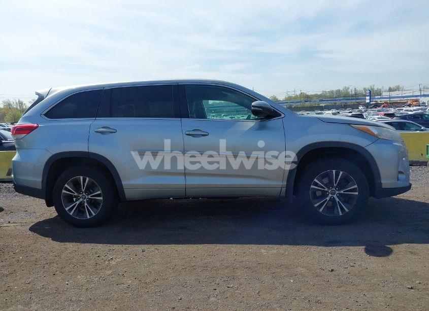 Photo 13 of 2018 Toyota Highlander LE PLUS (VIN 5TDBZRFH2JS499320)