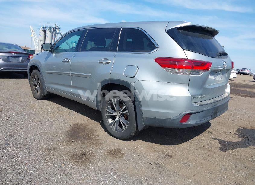 Photo 3 of 2018 Toyota Highlander LE PLUS (VIN 5TDBZRFH2JS499320)