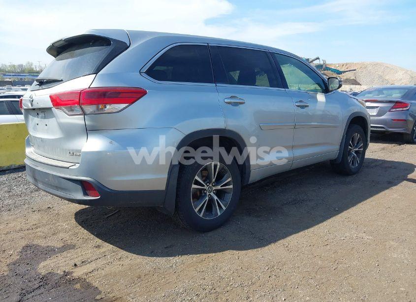 Photo 4 of 2018 Toyota Highlander LE PLUS (VIN 5TDBZRFH2JS499320)