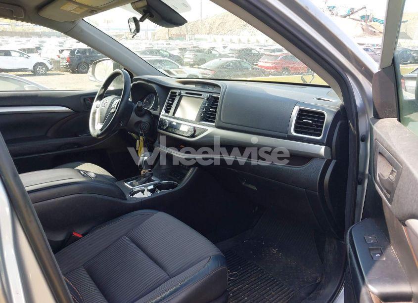 Photo 5 of 2018 Toyota Highlander LE PLUS (VIN 5TDBZRFH2JS499320)