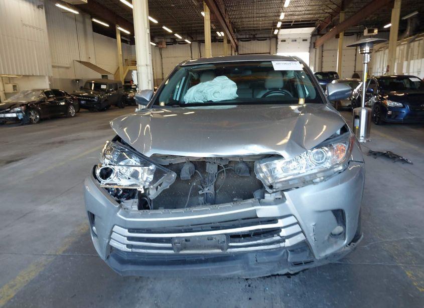 Photo 13 of 2019 Toyota Highlander LE/LE PLUS (VIN 5TDBZRFH2KS717533)