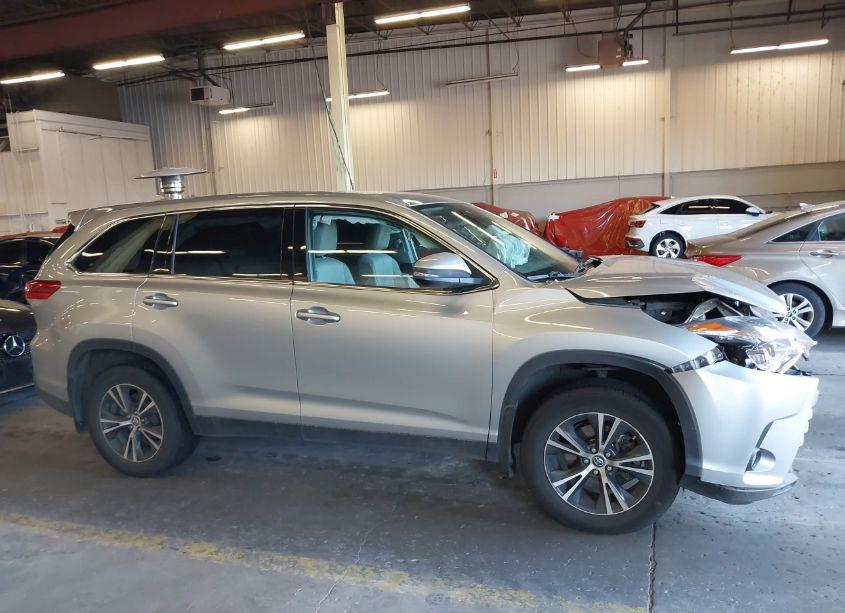Photo 14 of 2019 Toyota Highlander LE/LE PLUS (VIN 5TDBZRFH2KS717533)