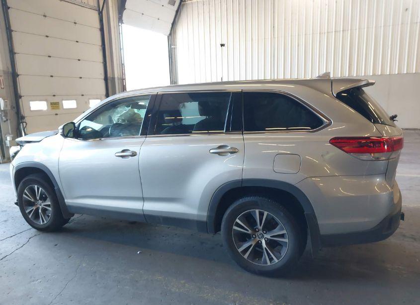 Photo 15 of 2019 Toyota Highlander LE/LE PLUS (VIN 5TDBZRFH2KS717533)