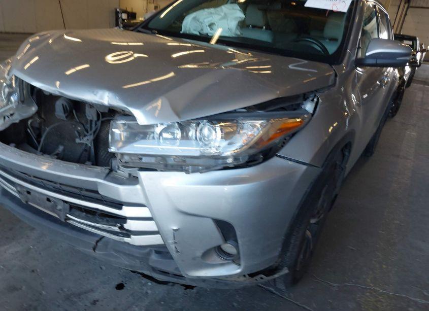 Photo 18 of 2019 Toyota Highlander LE/LE PLUS (VIN 5TDBZRFH2KS717533)