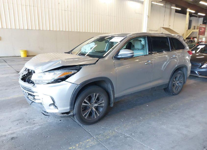 Photo 2 of 2019 Toyota Highlander LE/LE PLUS (VIN 5TDBZRFH2KS717533)