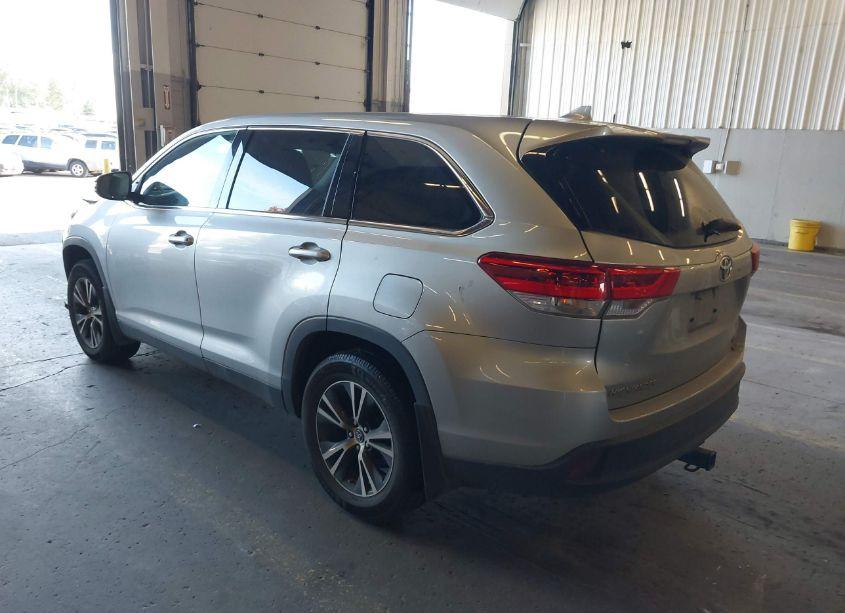 Photo 3 of 2019 Toyota Highlander LE/LE PLUS (VIN 5TDBZRFH2KS717533)