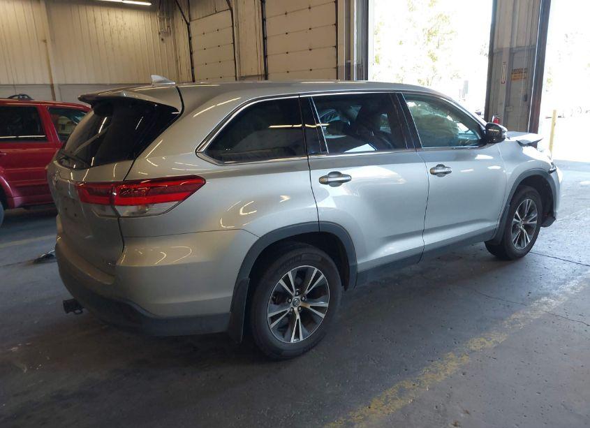 Photo 4 of 2019 Toyota Highlander LE/LE PLUS (VIN 5TDBZRFH2KS717533)