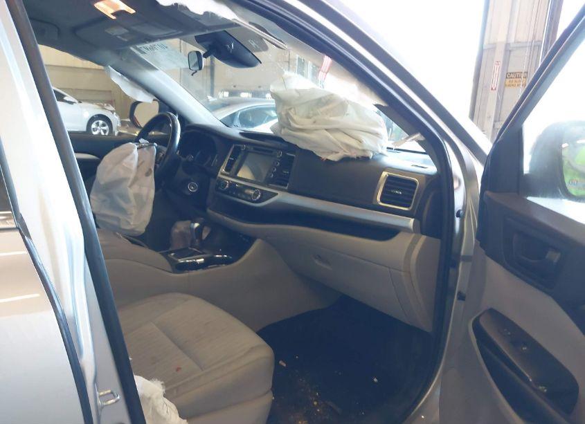 Photo 5 of 2019 Toyota Highlander LE/LE PLUS (VIN 5TDBZRFH2KS717533)