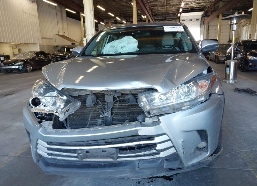 Photo 6 of 2019 Toyota Highlander LE/LE PLUS (VIN 5TDBZRFH2KS717533)