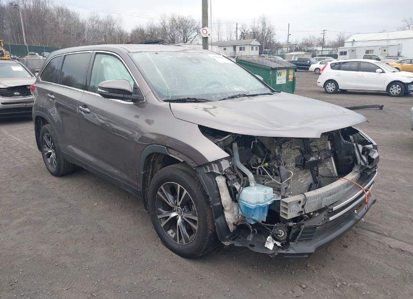 2019 Toyota Highlander LE (VIN 5TDBZRFH2KS960940) main photo
