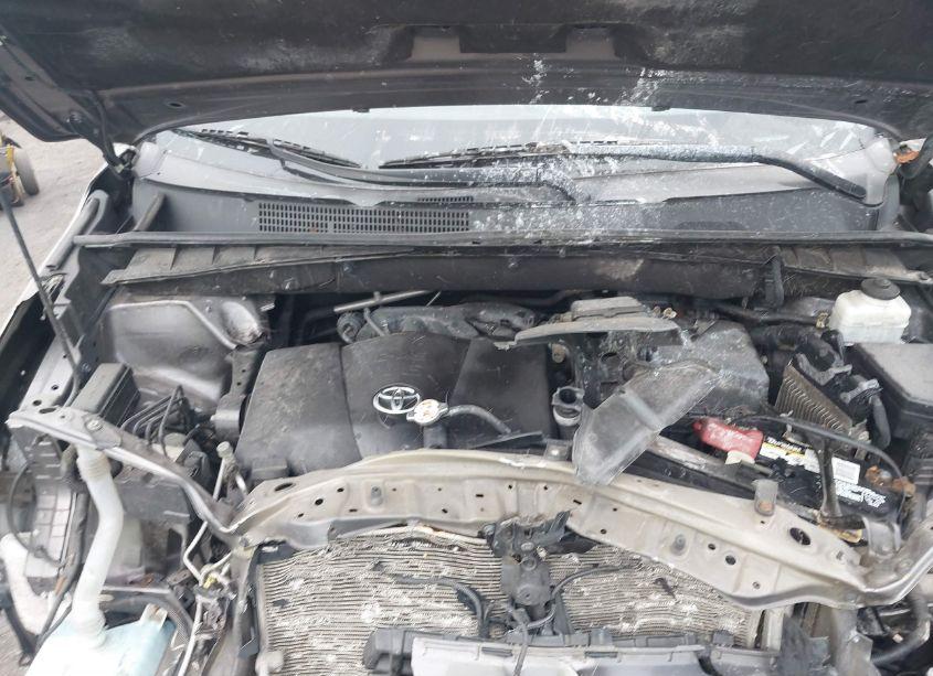 Photo 10 of 2019 Toyota Highlander LE (VIN 5TDBZRFH2KS960940)