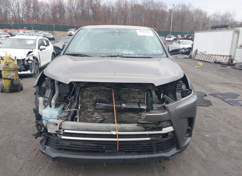 Photo 12 of 2019 Toyota Highlander LE (VIN 5TDBZRFH2KS960940)