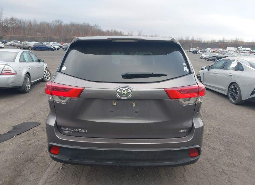 Photo 16 of 2019 Toyota Highlander LE (VIN 5TDBZRFH2KS960940)