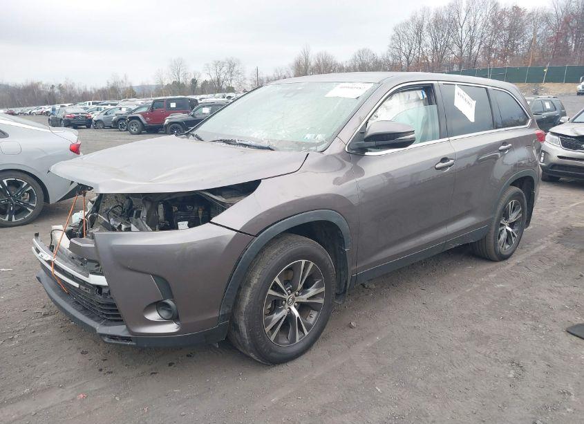Photo 2 of 2019 Toyota Highlander LE (VIN 5TDBZRFH2KS960940)