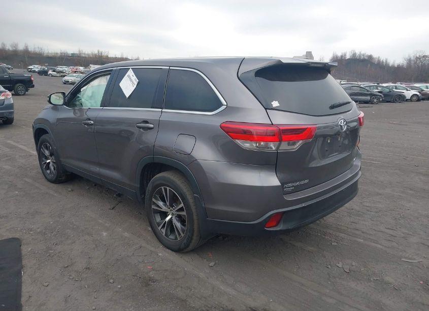 Photo 3 of 2019 Toyota Highlander LE (VIN 5TDBZRFH2KS960940)
