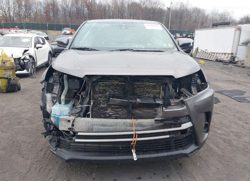 Photo 6 of 2019 Toyota Highlander LE (VIN 5TDBZRFH2KS960940)