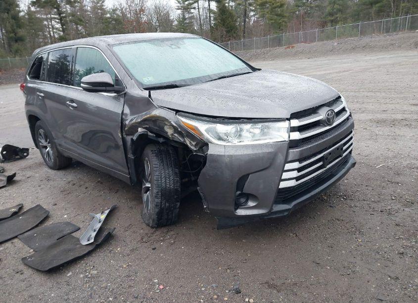 2017 Toyota Highlander LE (VIN 5TDBZRFH3HS465543) main photo
