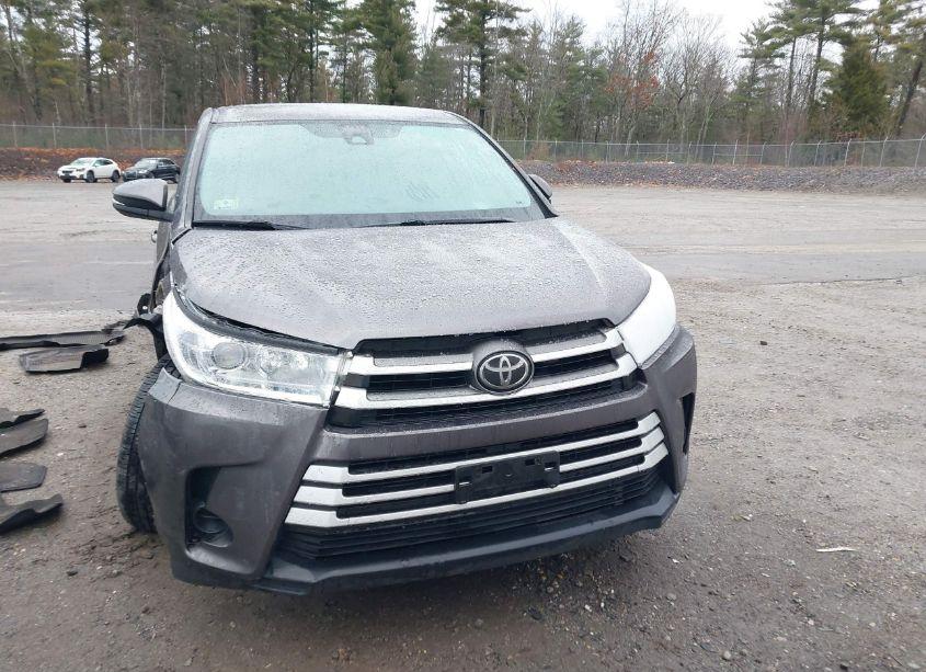Photo 11 of 2017 Toyota Highlander LE (VIN 5TDBZRFH3HS465543)