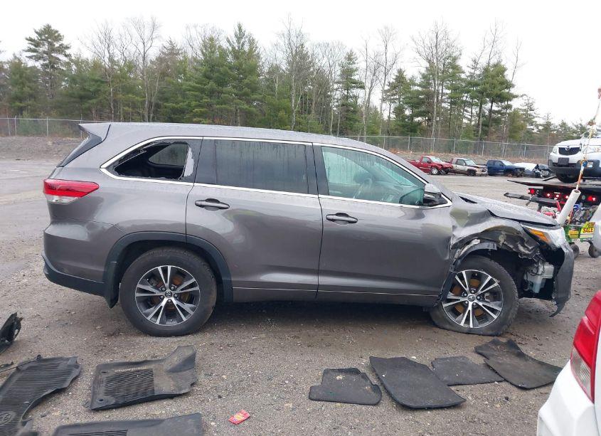 Photo 12 of 2017 Toyota Highlander LE (VIN 5TDBZRFH3HS465543)