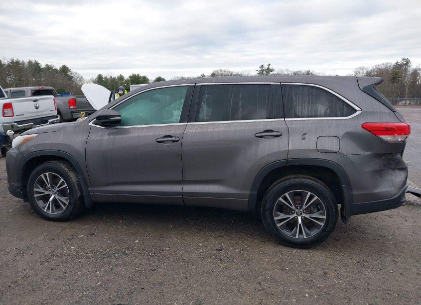 Photo 13 of 2017 Toyota Highlander LE (VIN 5TDBZRFH3HS465543)