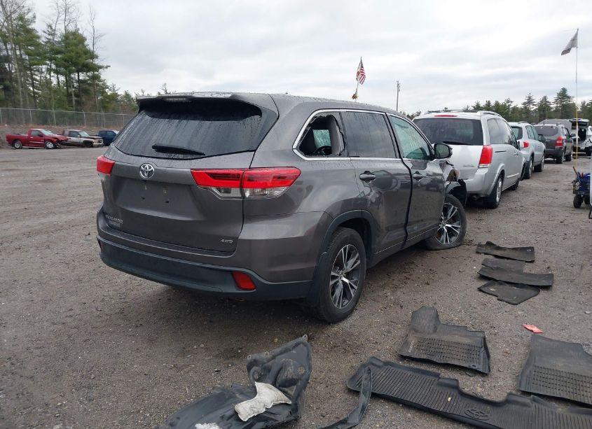 Photo 4 of 2017 Toyota Highlander LE (VIN 5TDBZRFH3HS465543)