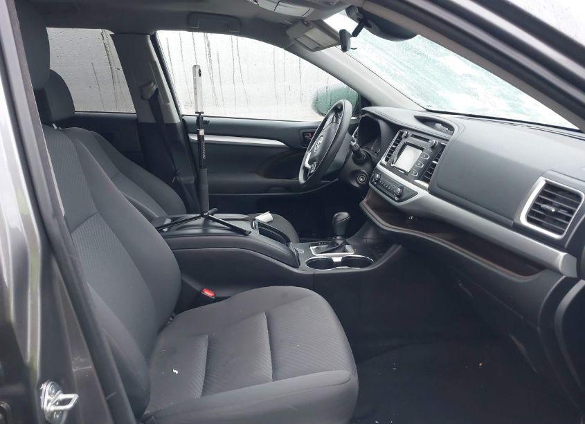 Photo 5 of 2017 Toyota Highlander LE (VIN 5TDBZRFH3HS465543)