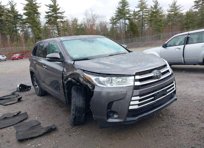 Photo 6 of 2017 Toyota Highlander LE (VIN 5TDBZRFH3HS465543)