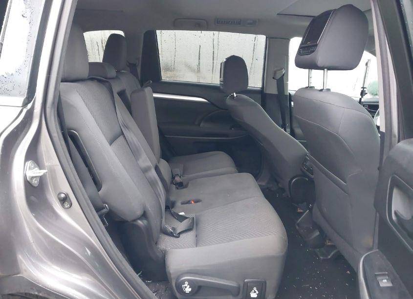 Photo 8 of 2017 Toyota Highlander LE (VIN 5TDBZRFH3HS465543)