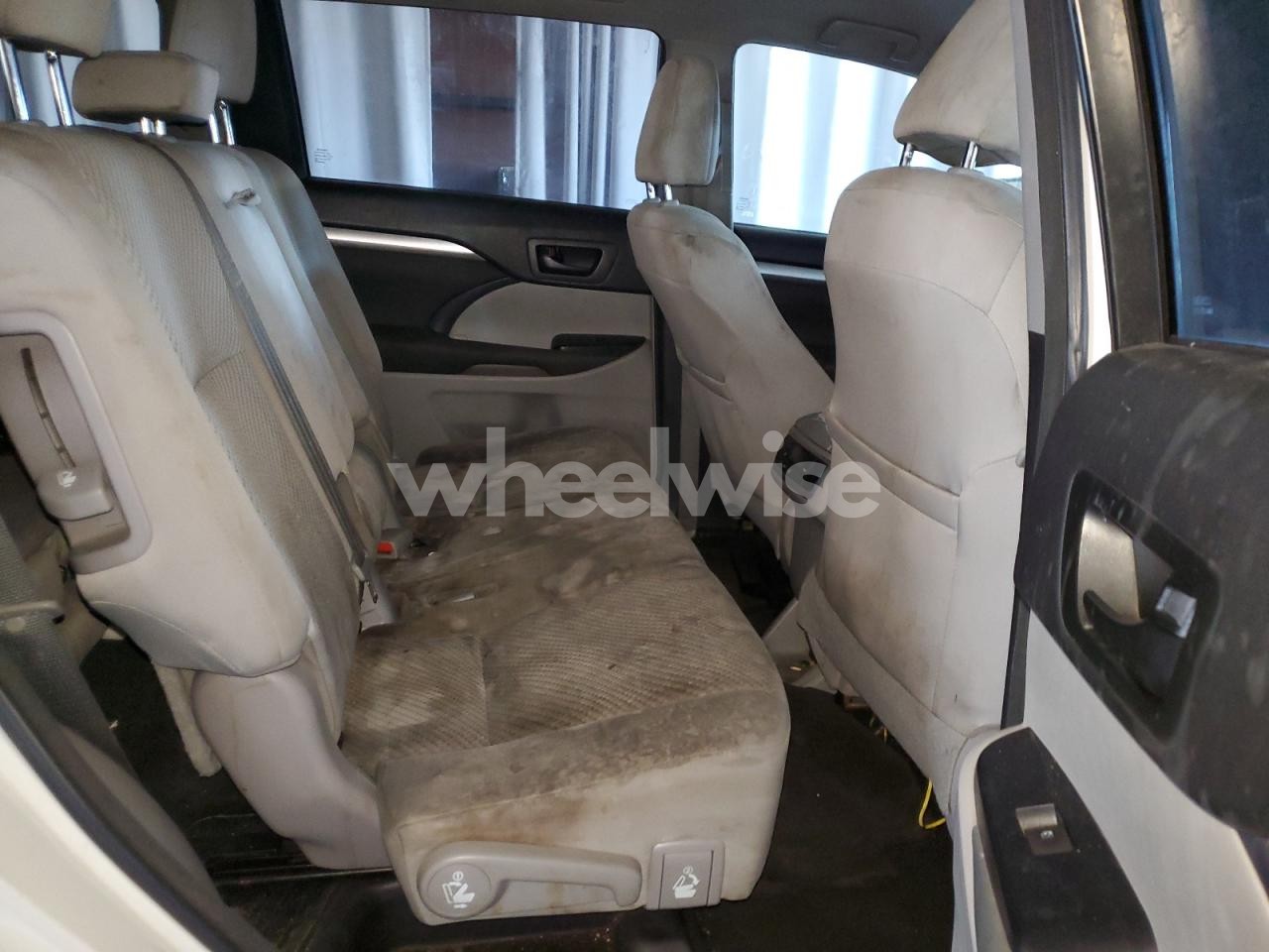 Photo 11 of 2018 TOYOTA HIGHLANDER LE (VIN 5TDBZRFH3JS832558)