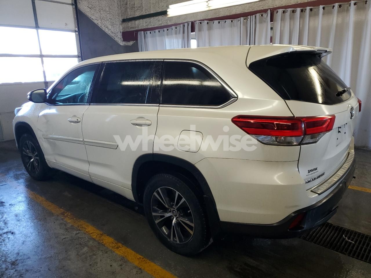 Photo 2 of 2018 TOYOTA HIGHLANDER LE (VIN 5TDBZRFH3JS832558)