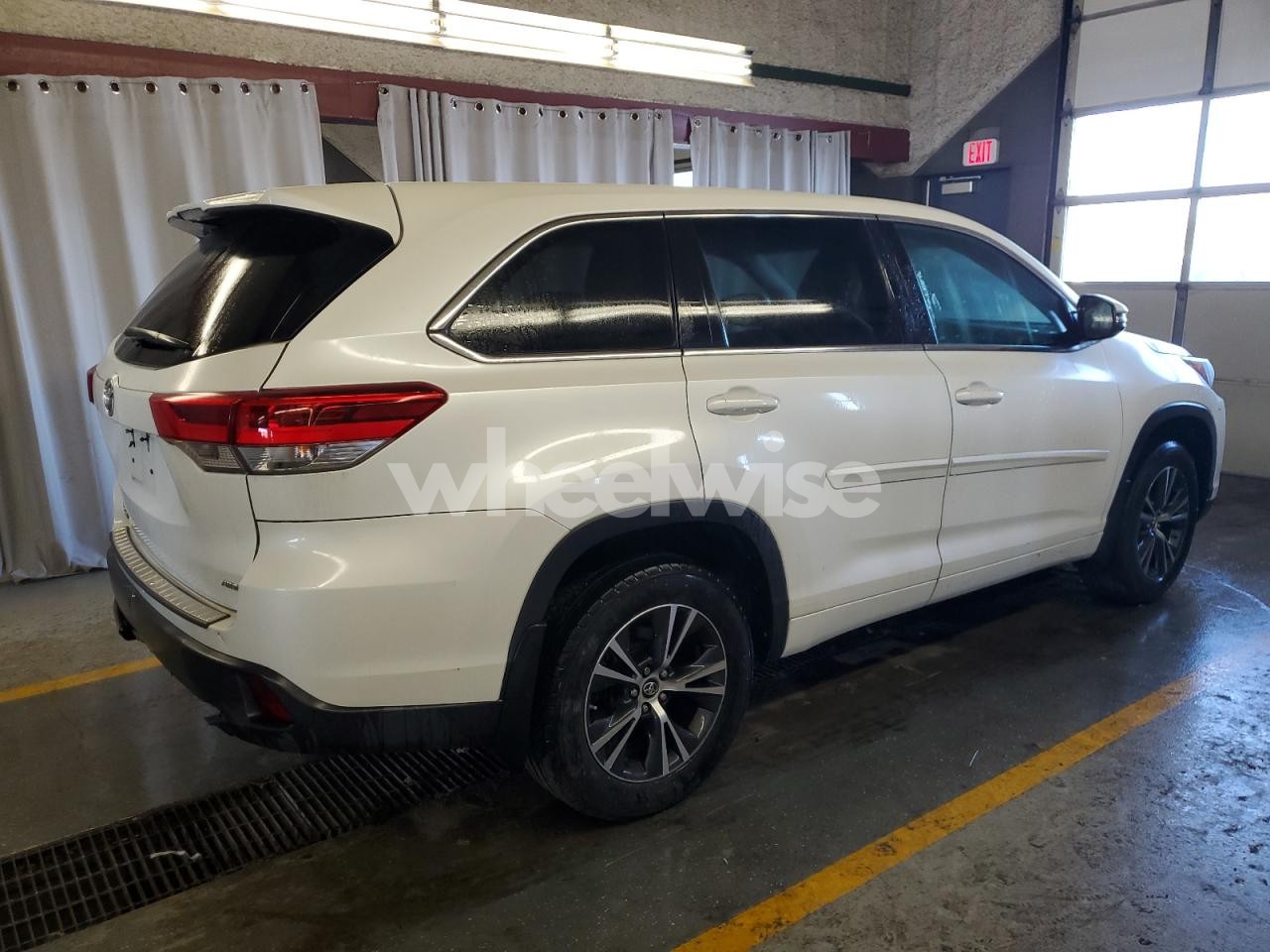 Photo 3 of 2018 TOYOTA HIGHLANDER LE (VIN 5TDBZRFH3JS832558)