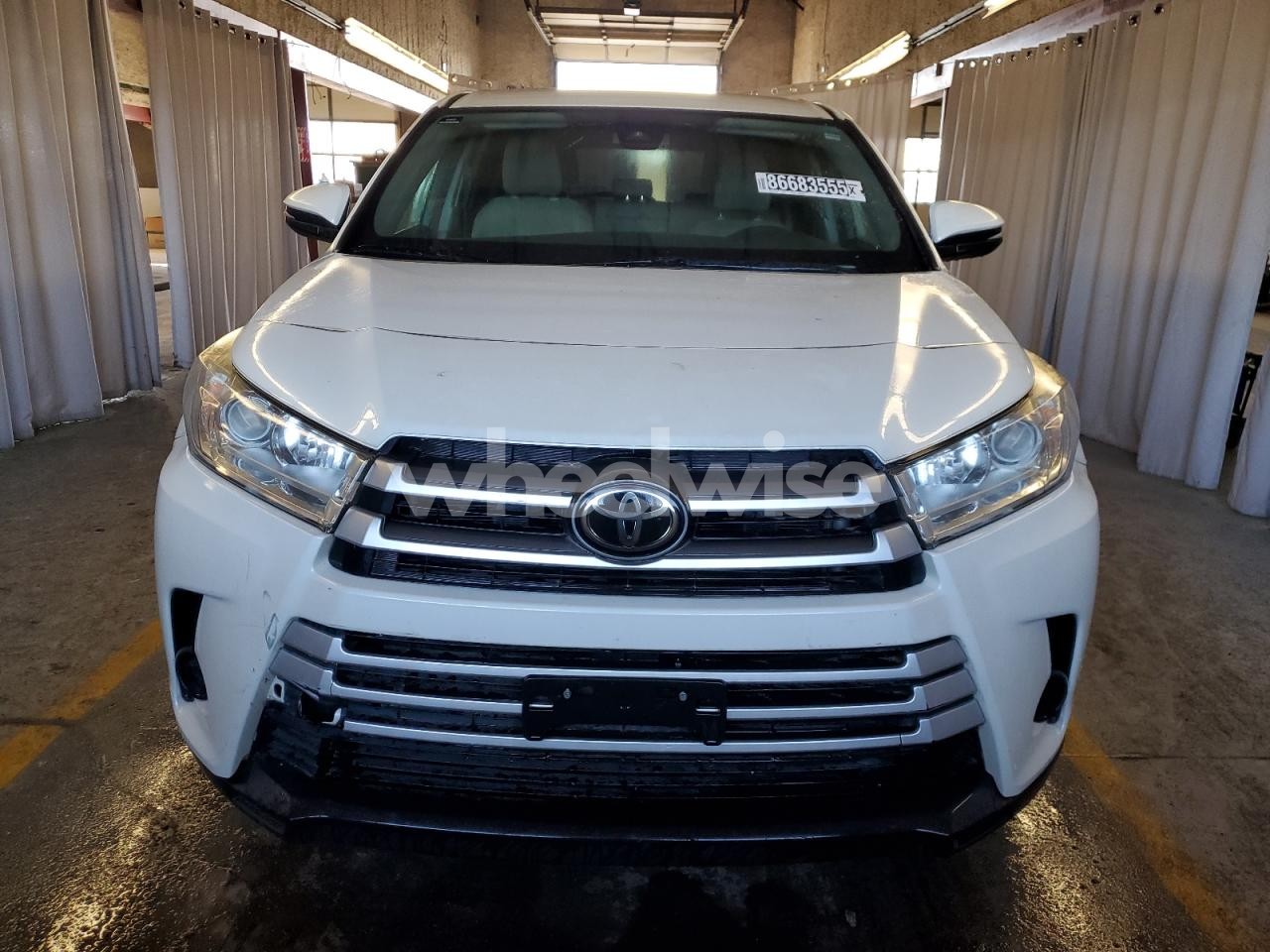 Photo 5 of 2018 TOYOTA HIGHLANDER LE (VIN 5TDBZRFH3JS832558)