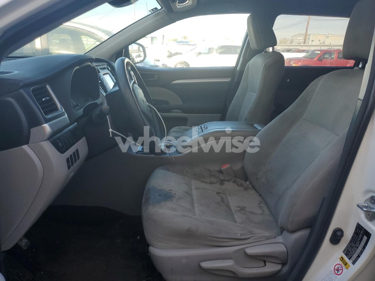 Photo 7 of 2018 TOYOTA HIGHLANDER LE (VIN 5TDBZRFH3JS832558)