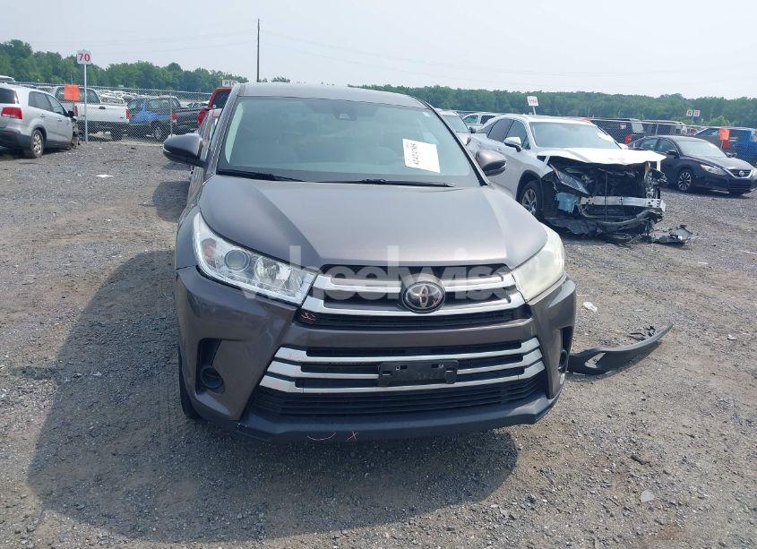 Photo 12 of 2018 Toyota Highlander LE (VIN 5TDBZRFH3JS841728)