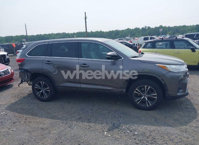 Photo 13 of 2018 Toyota Highlander LE (VIN 5TDBZRFH3JS841728)