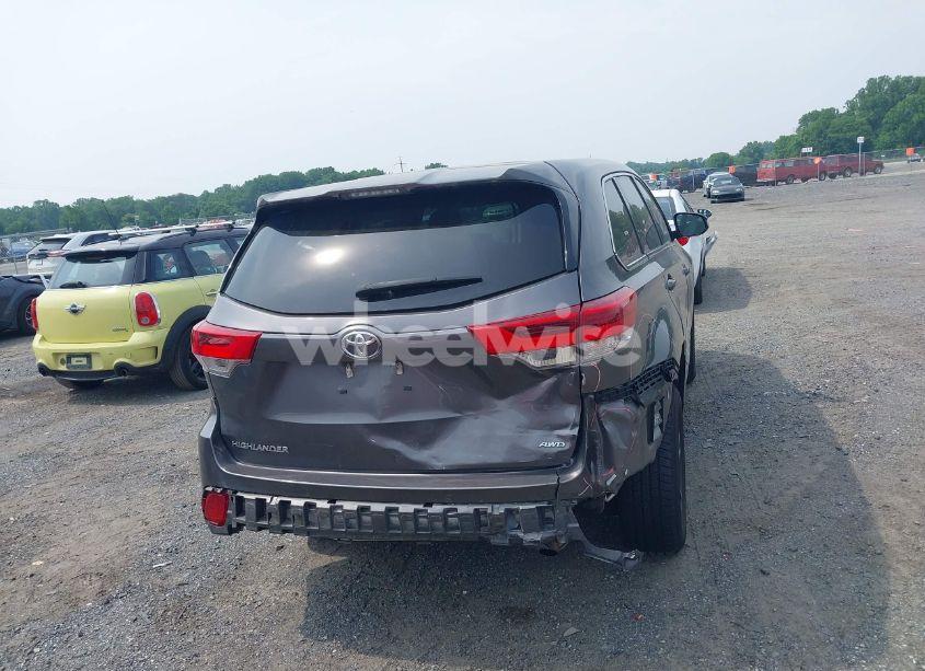 Photo 16 of 2018 Toyota Highlander LE (VIN 5TDBZRFH3JS841728)