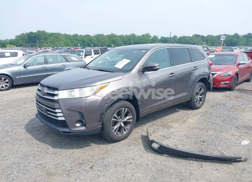 Photo 2 of 2018 Toyota Highlander LE (VIN 5TDBZRFH3JS841728)