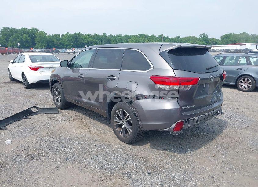 Photo 3 of 2018 Toyota Highlander LE (VIN 5TDBZRFH3JS841728)