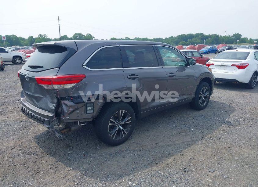 Photo 4 of 2018 Toyota Highlander LE (VIN 5TDBZRFH3JS841728)