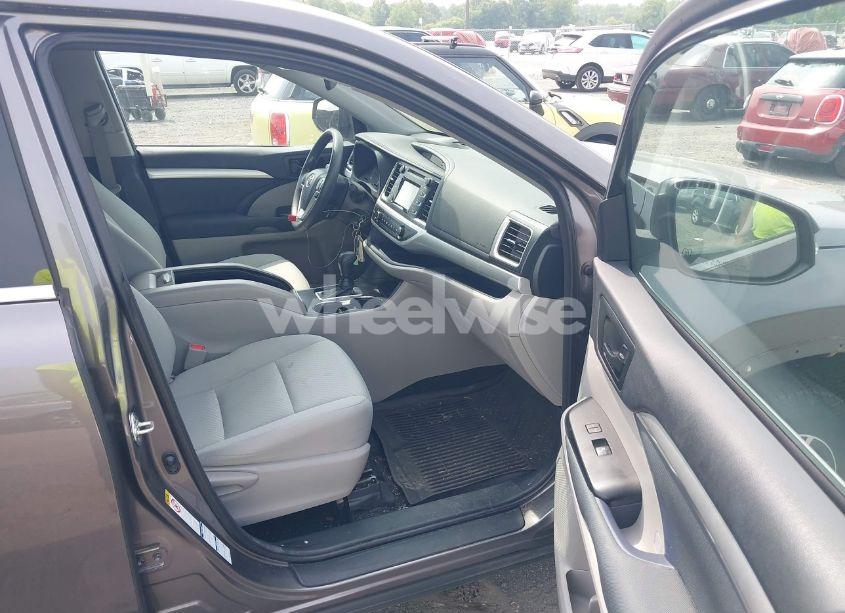 Photo 5 of 2018 Toyota Highlander LE (VIN 5TDBZRFH3JS841728)