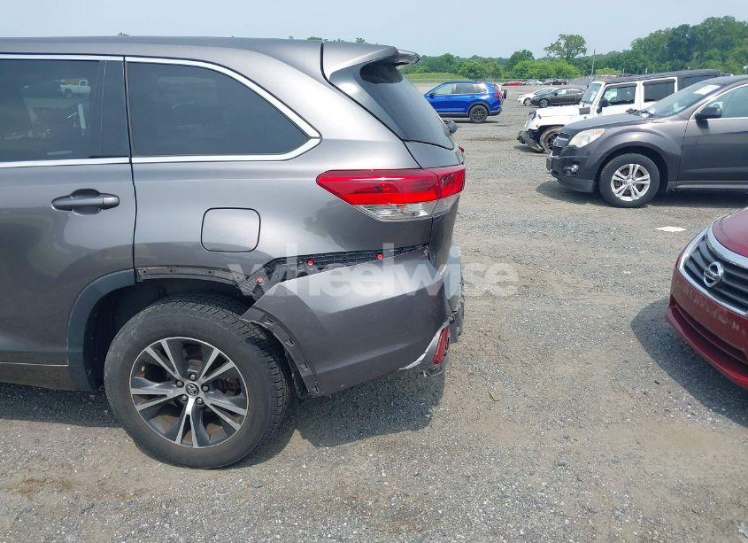 Photo 6 of 2018 Toyota Highlander LE (VIN 5TDBZRFH3JS841728)