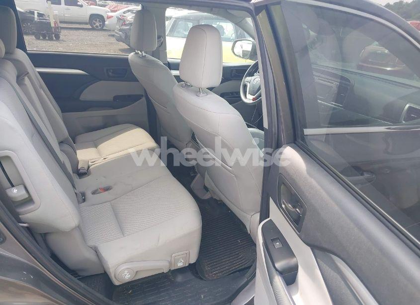 Photo 8 of 2018 Toyota Highlander LE (VIN 5TDBZRFH3JS841728)