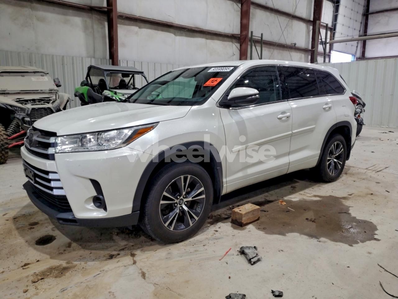 2018 TOYOTA HIGHLANDER LE (VIN 5TDBZRFH3JS856021) main photo