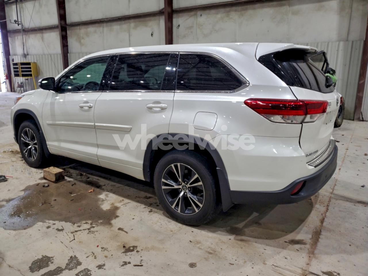 Photo 2 of 2018 TOYOTA HIGHLANDER LE (VIN 5TDBZRFH3JS856021)