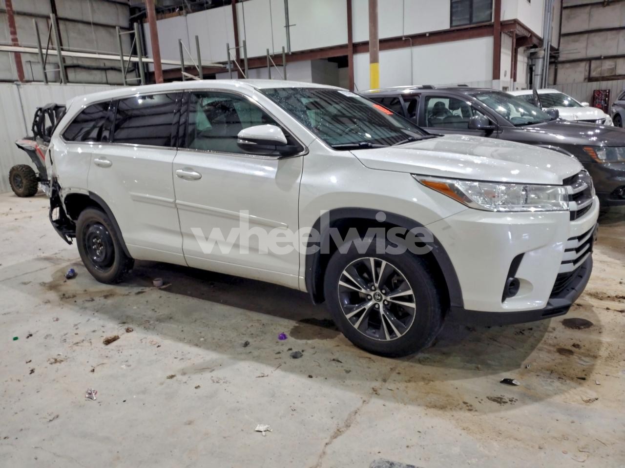 Photo 4 of 2018 TOYOTA HIGHLANDER LE (VIN 5TDBZRFH3JS856021)