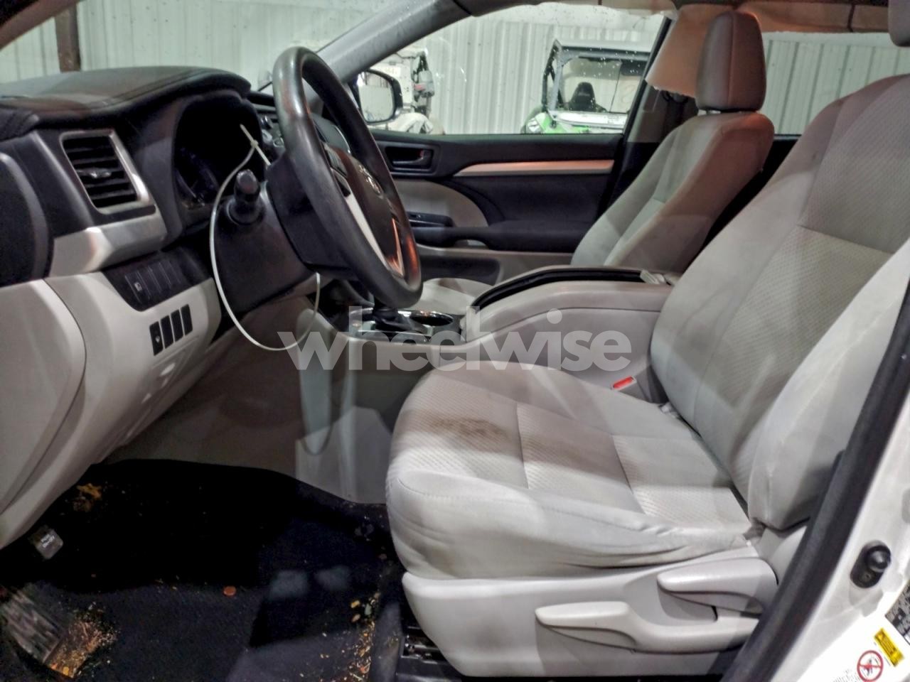 Photo 7 of 2018 TOYOTA HIGHLANDER LE (VIN 5TDBZRFH3JS856021)